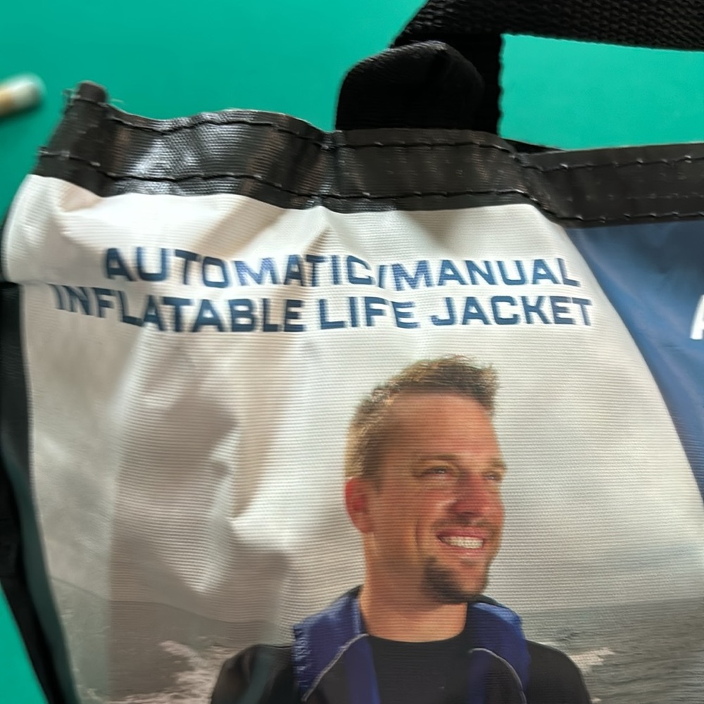 Inflatable life jacket - Picture 4 of 4